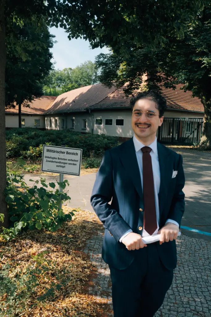 Patrick Pehl vor der Julius-Leber-Kaserne in Berlin. Es ist ein Schnappschuss an einem Sommertag.
