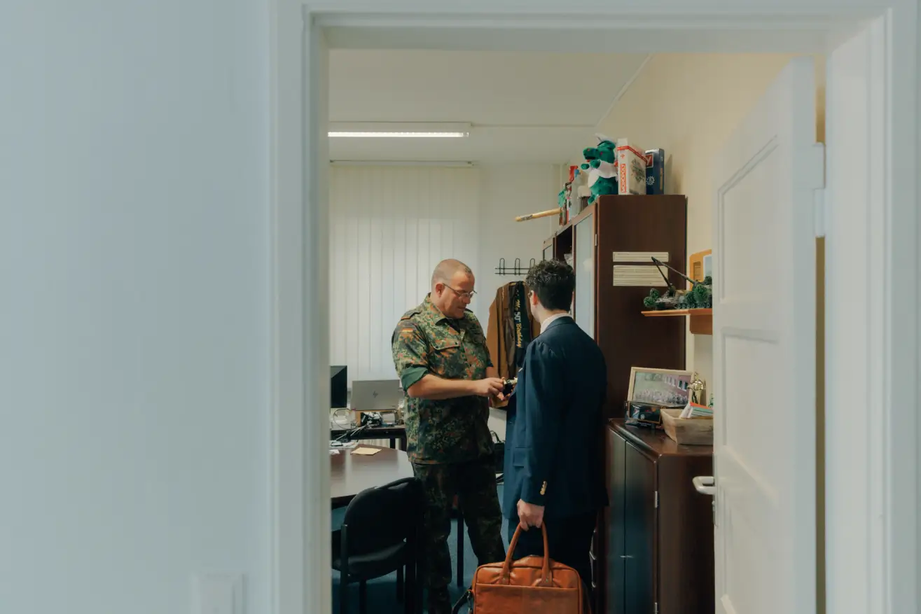 Patrick Pehl im Büro von Oberst i. G. Schaus von der zivil-militärischen Zusammenarbeit