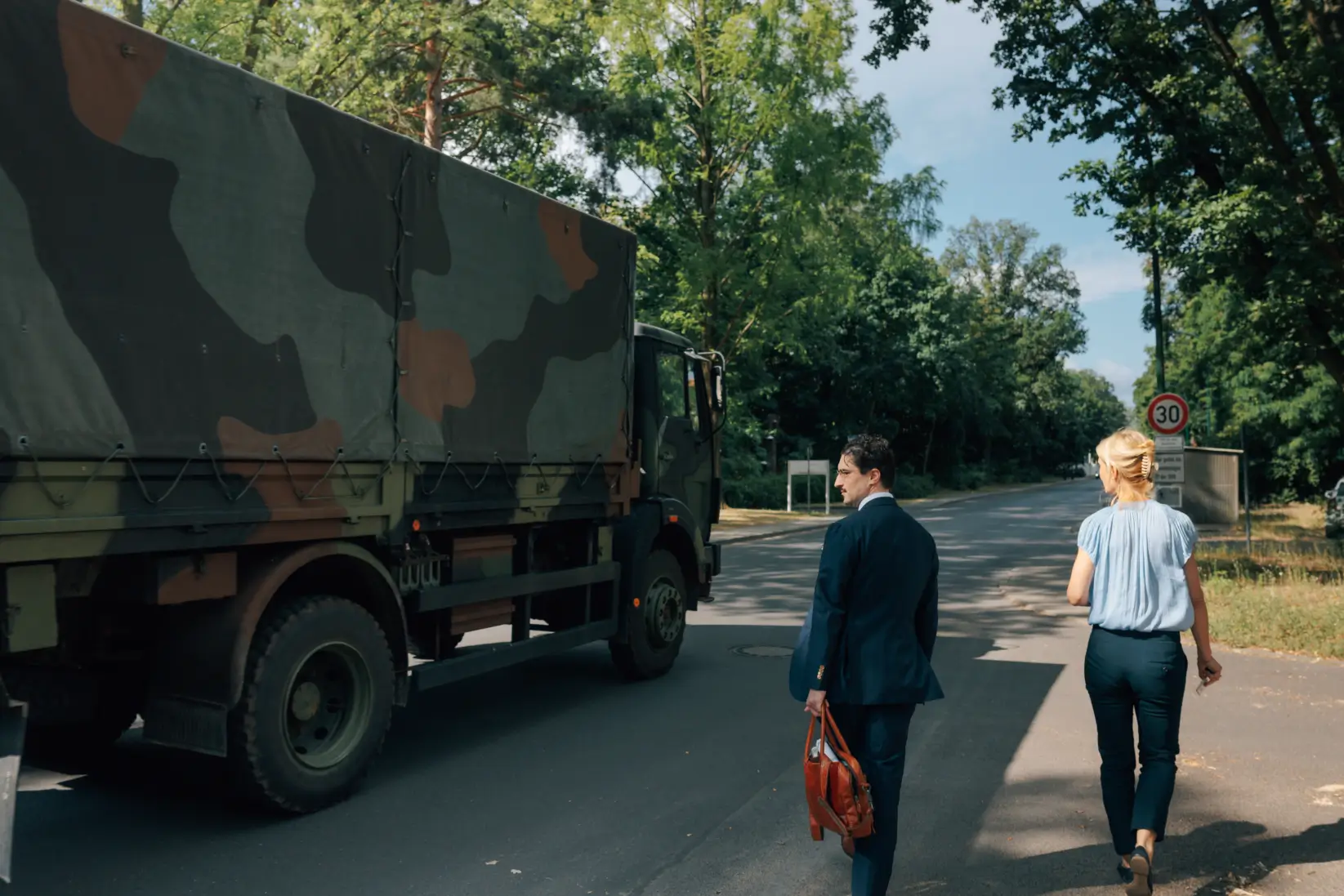 Patrick Pehl in der Julius-Leber-Kaserne, links fährt ein militärischer Lastwagen.