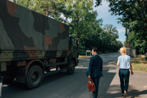 Patrick Pehl in der Julius-Leber-Kaserne, links fährt ein militärischer Lastwagen.