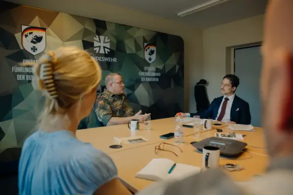 Patrick Pehl mit Oberst i. G. Schaus im Gespräch