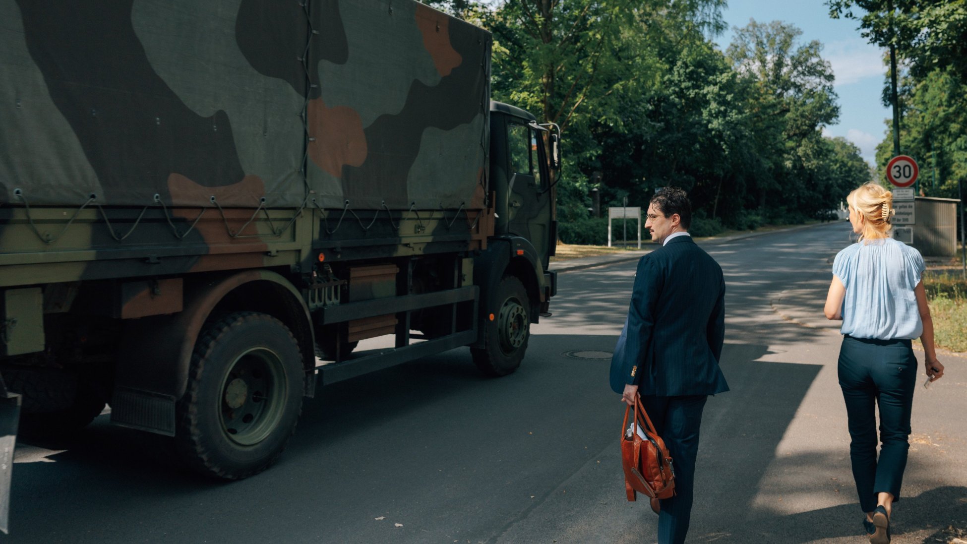 Patrick Pehl in der Julius-Leber-Kaserne, links fährt ein militärischer Lastwagen.