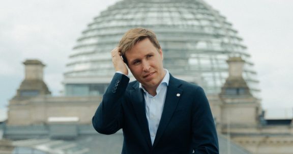 Stürmische Zeiten für die SPD, doch Seeheimer Esra Limbacher will es zusammen mit seinen Kollegen und dem Koalitionspartner angehen.