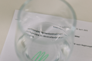 Normen sind oft abstrakt, das erkennt auch Redakteur Patrick Pehl, als er durch das Glas auf seine Notiz blickt.