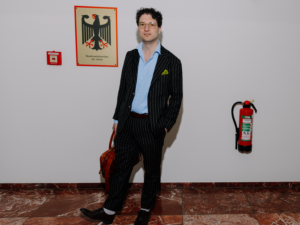 Patrick Pehl neben dem Wappensiegel des Bundesjustizministerium (BMJ)