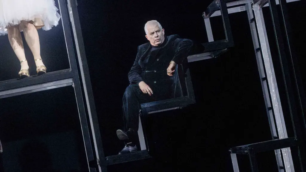 Tilo Nest in der Inszenierung von Barri Kosky der Dreigroschenoper als Peachum.