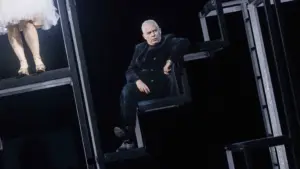 Tilo Nest in der Inszenierung von Barri Kosky der Dreigroschenoper als Peachum.