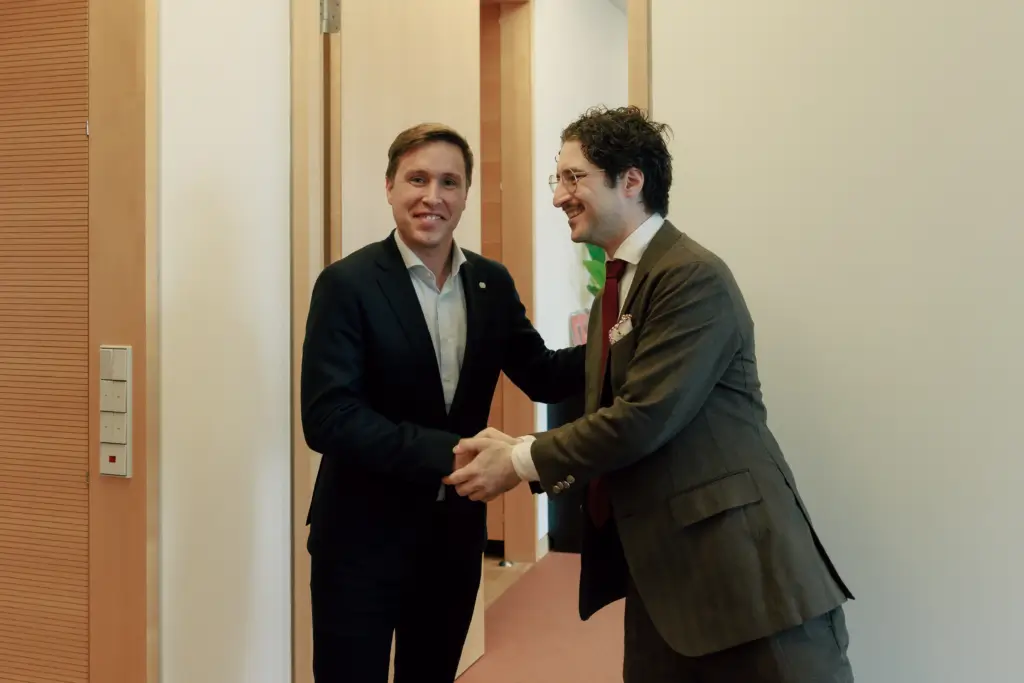 Esra Limbacher kommt direkt von einer namentlichen Abstimmung im Reichstag, es ging um den laufenden Etat des Kanzleramtes. Die Begrüßung ist freundlich. Esra Limbacher kommt direkt von einer namentlichen Abstimmung im Reichstag, es ging um den laufenden Etat des Kanzleramtes. Die Begrüßung ist freundlich.