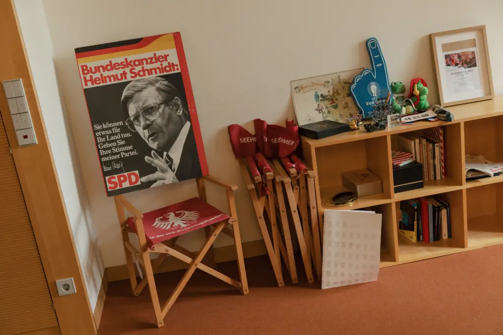 Die Holzklappstühle sind typisch für Veranstaltungen der Seeheimer. In Berlin sind die ikonischen Objekte bekannt – vielleicht schon seit den 70ern.