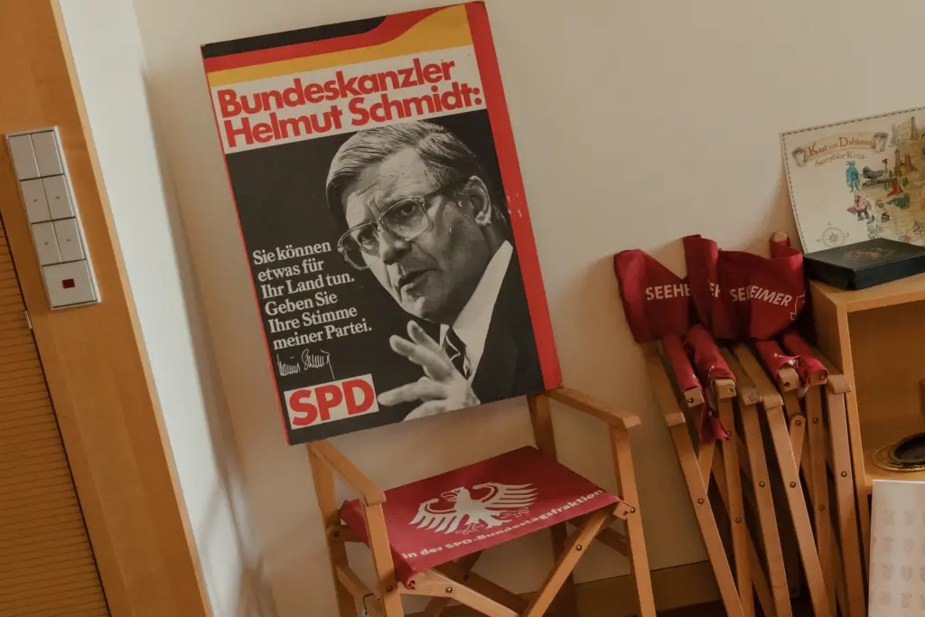 Die Holzklappstühle sind typisch für Veranstaltungen der Seeheimer. In Berlin sind die ikonischen Objekte bekannt – vielleicht schon seit den 70ern.