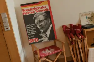 Die Holzklappstühle sind typisch für Veranstaltungen der Seeheimer. In Berlin sind die ikonischen Objekte bekannt – vielleicht schon seit den 70ern.