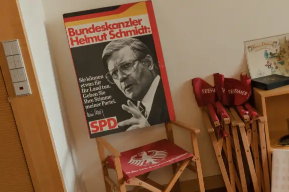 Die Holzklappstühle sind typisch für Veranstaltungen der Seeheimer. In Berlin sind die ikonischen Objekte bekannt – vielleicht schon seit den 70ern.