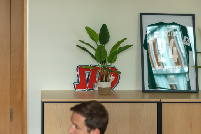 Das typische Seeheimer Logo mit der zackigen Linienschrift ist oft im Büro zu sehen – und steht für Pragmatismus.