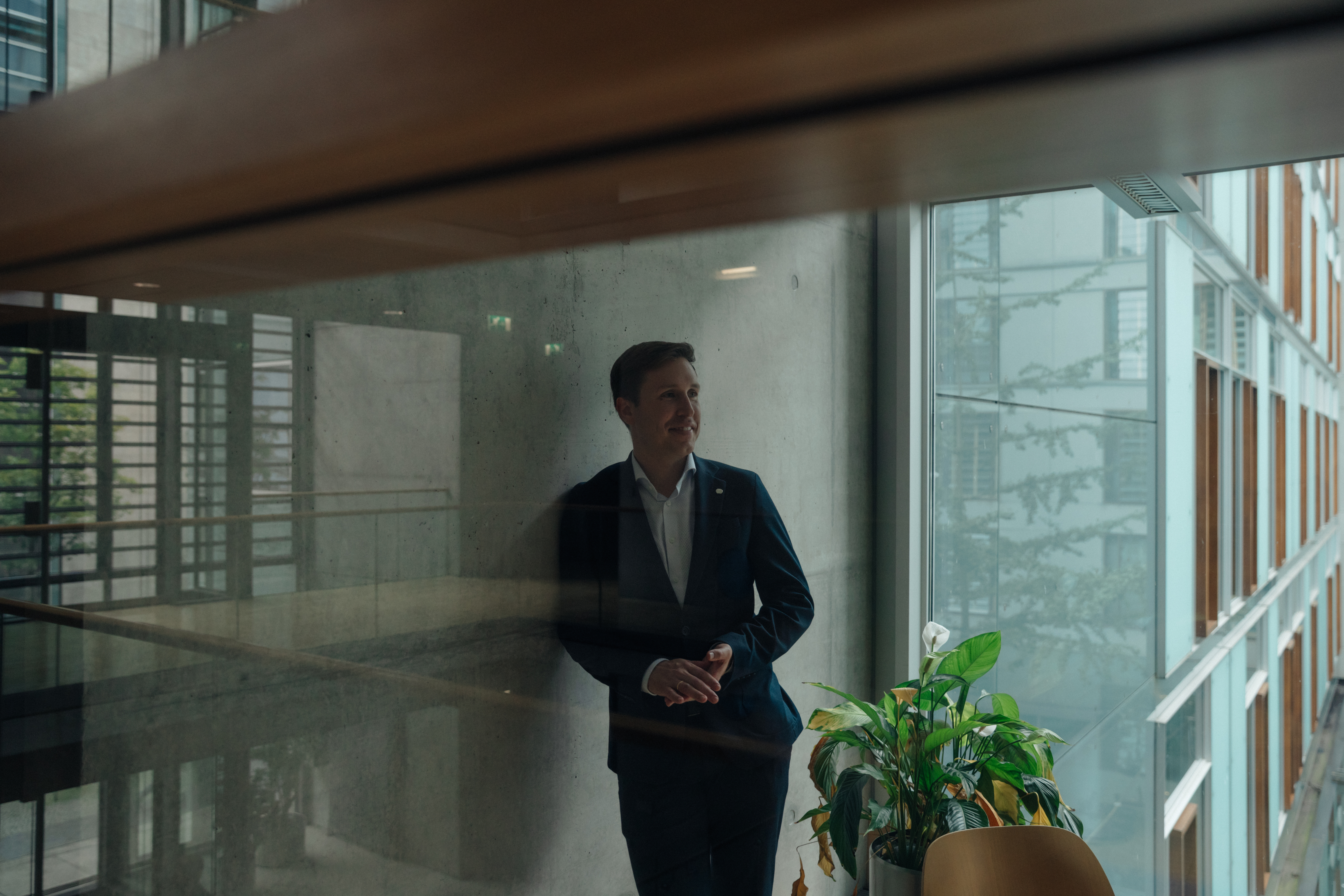 Manchmal ist ein Politiker eingesperrt hinter gläsernen Entscheidungswänden. Sie sind transparent, aber trotzdem nicht zu durchdringen.