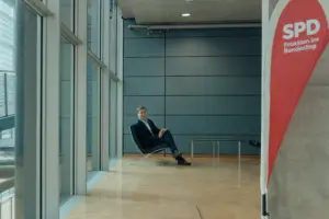 Esra Limbacher kommt direkt von einer namentlichen Abstimmung im Reichstag, es ging um den laufenden Etat des Kanzleramtes. Die Begrüßung ist freundlich.