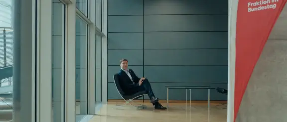 Esra Limbacher kommt direkt von einer namentlichen Abstimmung im Reichstag, es ging um den laufenden Etat des Kanzleramtes. Die Begrüßung ist freundlich.