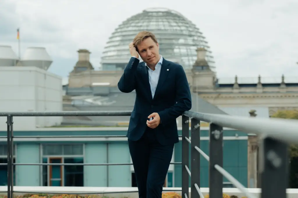 Stürmische Zeiten für die SPD, doch Seeheimer Esra Limbacher will es zusammen mit seinen Kollegen und dem Koalitionspartner angehen.