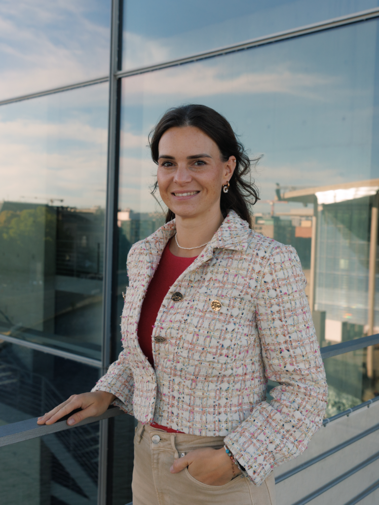 Der Kampf gegen Bürokratie wird meist mit Papier assoziiert, auch auf dem Schreibtisch einer Bundestagsabgeordneten ist das Papier nicht weit weg.