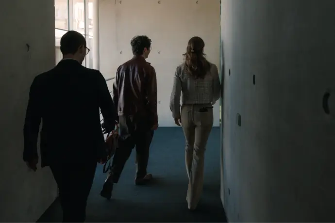 Ein weiterer Termin wartet, die junge Abgeordnete will viel Präsenz zeigen. Aus dem Wahlkreis kennt sie es, als Politiker muss man sichtbar sein und für die Fachwelt einschätzbar werden.