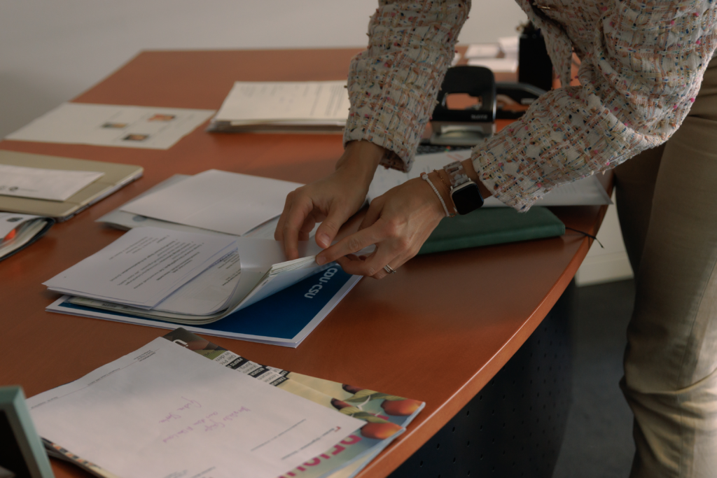 Der Kampf gegen Bürokratie wird meist mit Papier assoziiert, auch auf dem Schreibtisch einer Bundestagsabgeordneten ist das Papier nicht weit weg.