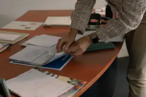Der Kampf gegen Bürokratie wird meist mit Papier assoziiert, auch auf dem Schreibtisch einer Bundestagsabgeordneten ist das Papier nicht weit weg.