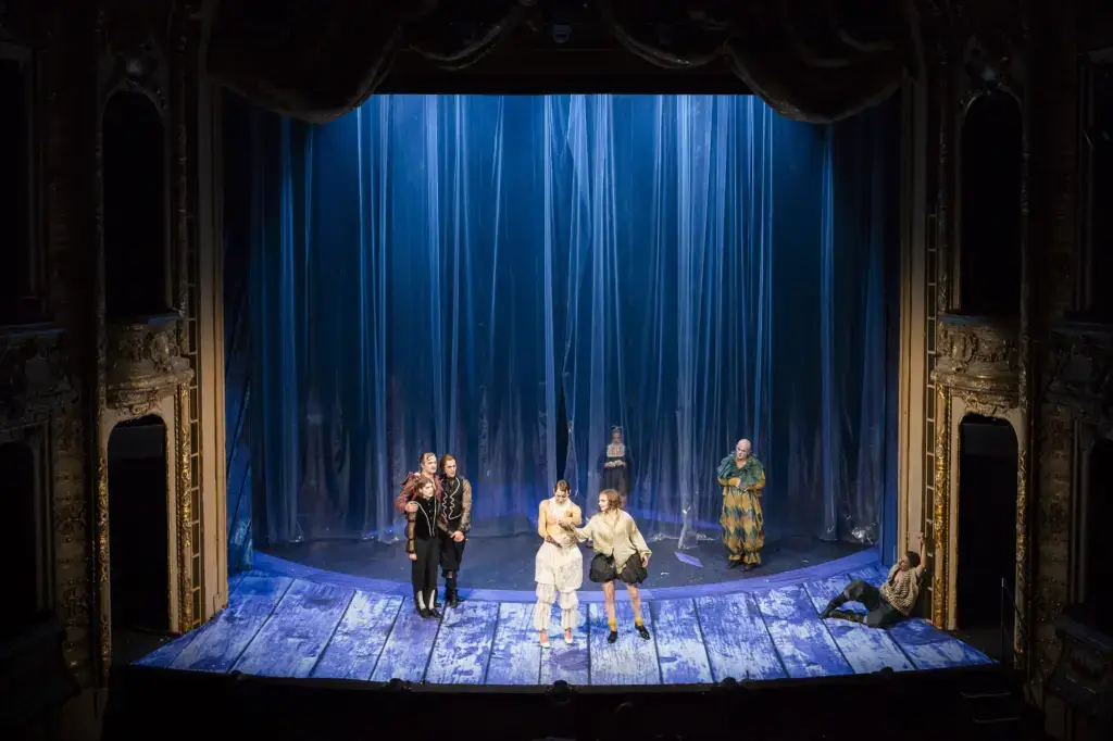 „Was ihr wollt“ im Berliner Ensemble. Der Plastevorhang symbolisiert die Traumwelt.