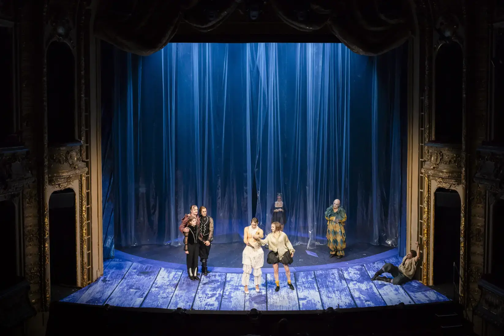 „Was ihr wollt“ im Berliner Ensemble. Der Plastevorhang symbolisiert die Traumwelt.