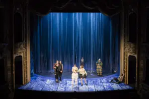 „Was ihr wollt“ im Berliner Ensemble. Der Plastevorhang symbolisiert die Traumwelt.