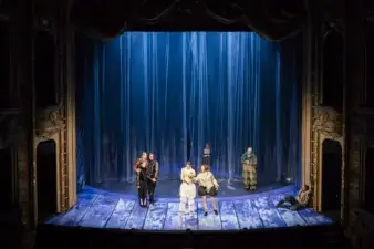 „Was ihr wollt“ im Berliner Ensemble. Der Plastevorhang symbolisiert die Traumwelt.