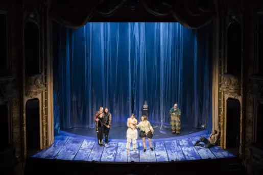 „Was ihr wollt“ im Berliner Ensemble. Der Plastevorhang symbolisiert die Traumwelt.