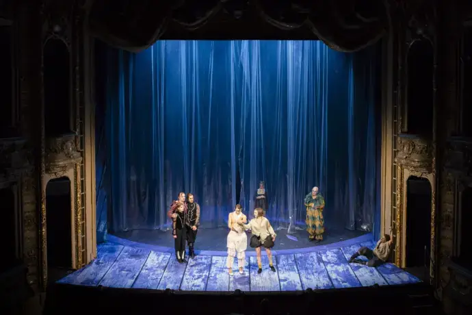 „Was ihr wollt“ im Berliner Ensemble. Der Plastevorhang symbolisiert die Traumwelt.